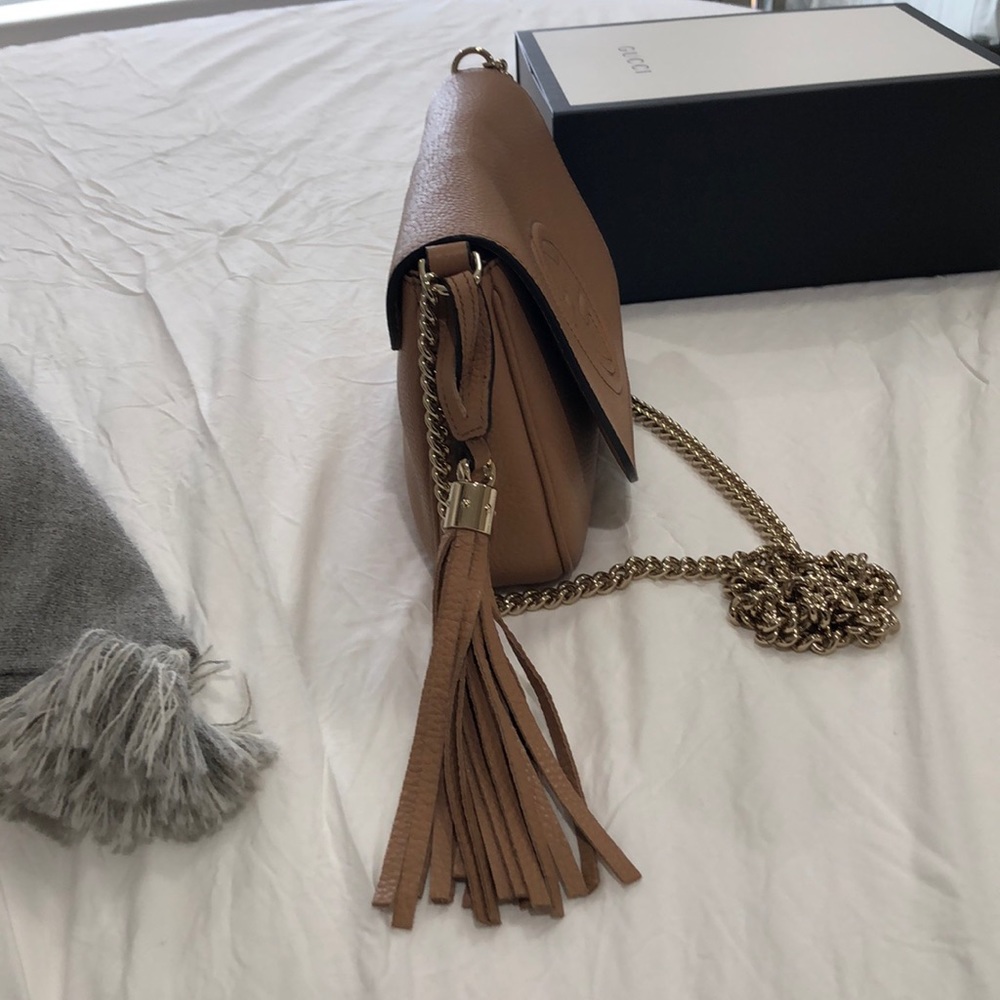 Gucci Soho chain leather crossbody bag in tan - Picture 2 of 8